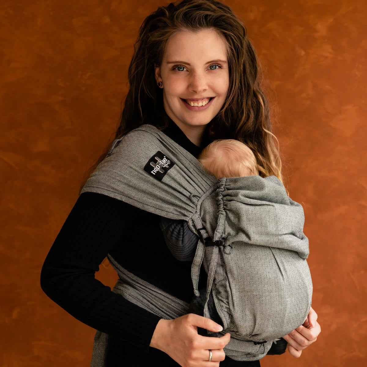 Babytrage Hop-Tye Conversion London schwarz-weiss von Hoppediz